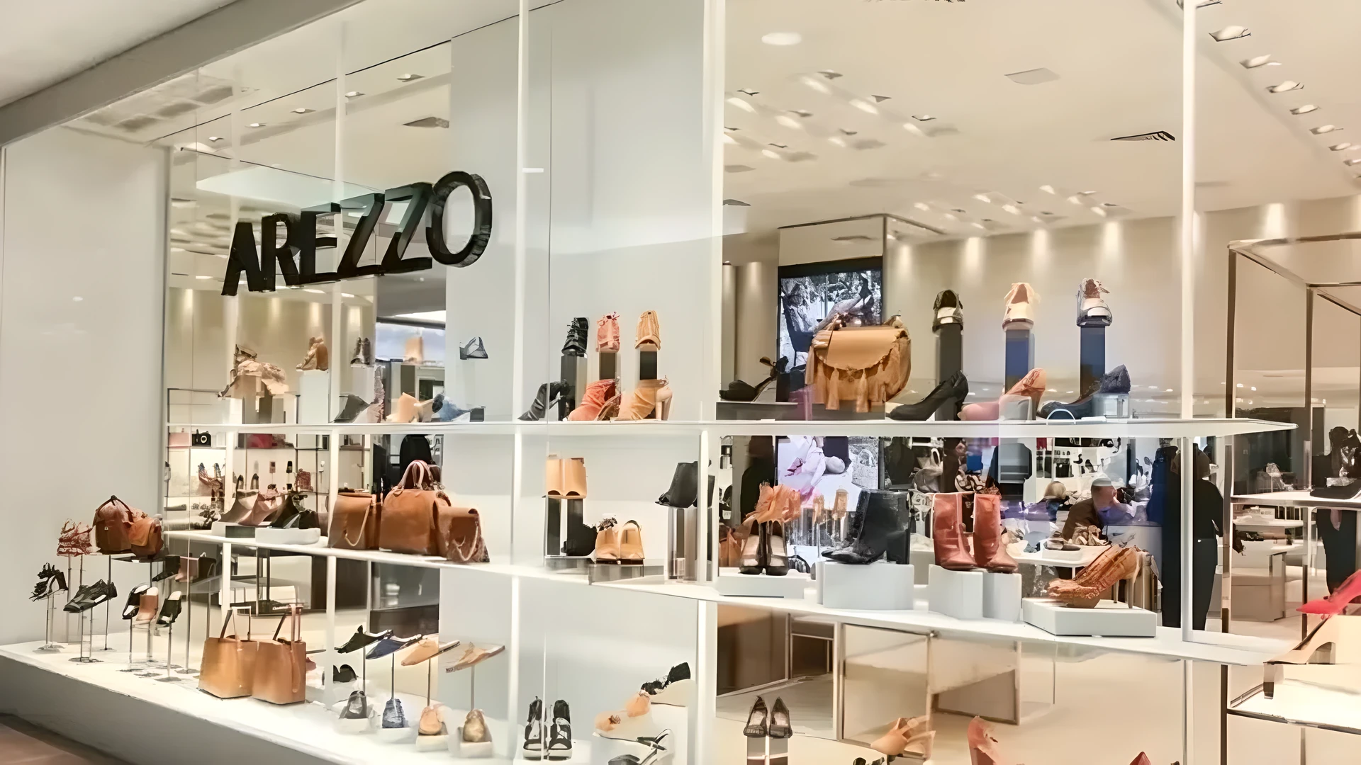 Arezzo (AZZA3) anuncia saída de executivo Ruy Kameyama