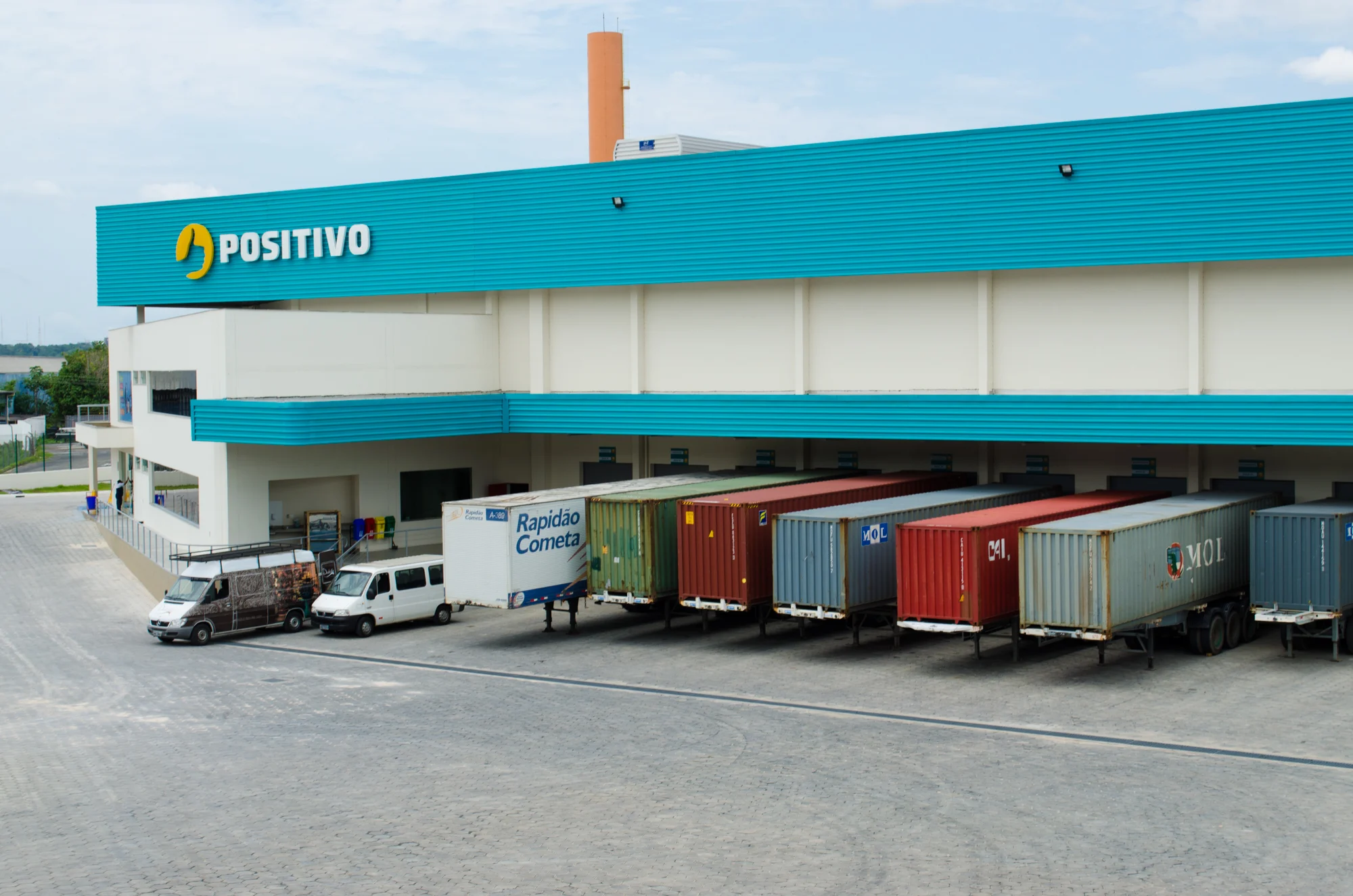 Positivo (POSI3) anuncia projeção de receita de até R$ 4,8 bi em 2025