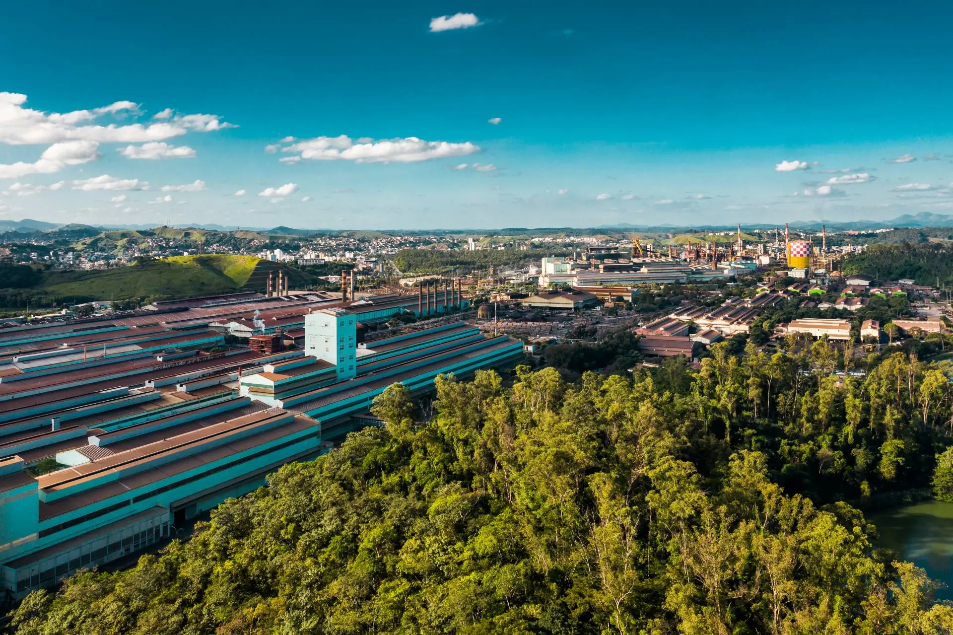 Resultado foi afetado por impairment de R$ 2,2 bi e avaliação de impostos diferidos de R$ 1,4 bi. Fluxo de caixa livre soma R$ 613 mi e alavancagem cai para 0,16x.