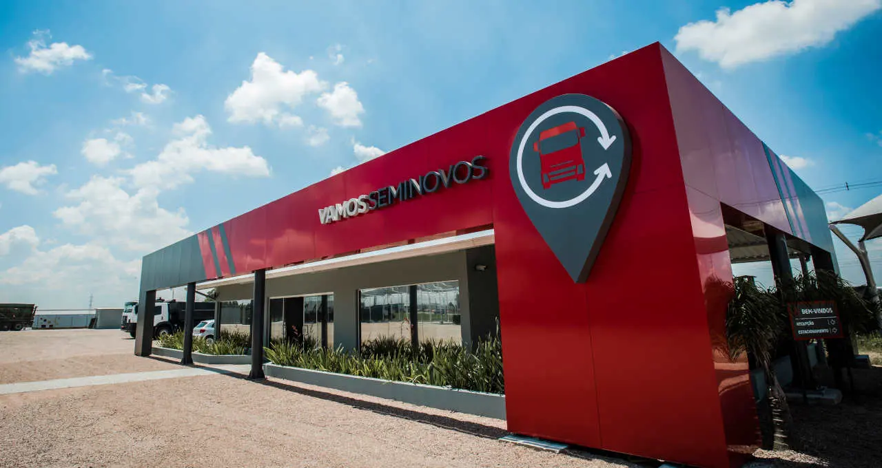 EBITDA ajustado soma R$ 895 mi; dívida líquida recua para R$ 11,96 bi e alavancagem cai a 3,27x. Empresa relata "recordes" operacionais em locação e seminovos.